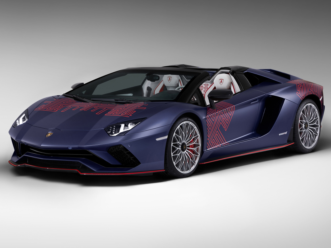 Кабриолет Lamborghini Aventador S, 2021 года на сером фоне