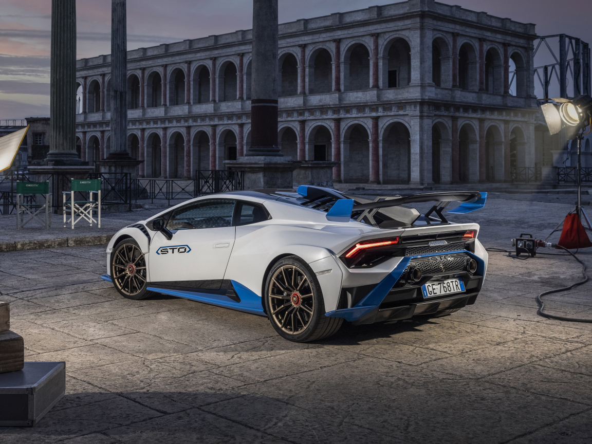 Автомобиль Lamborghini Huracán STO 2021 года вид сзади