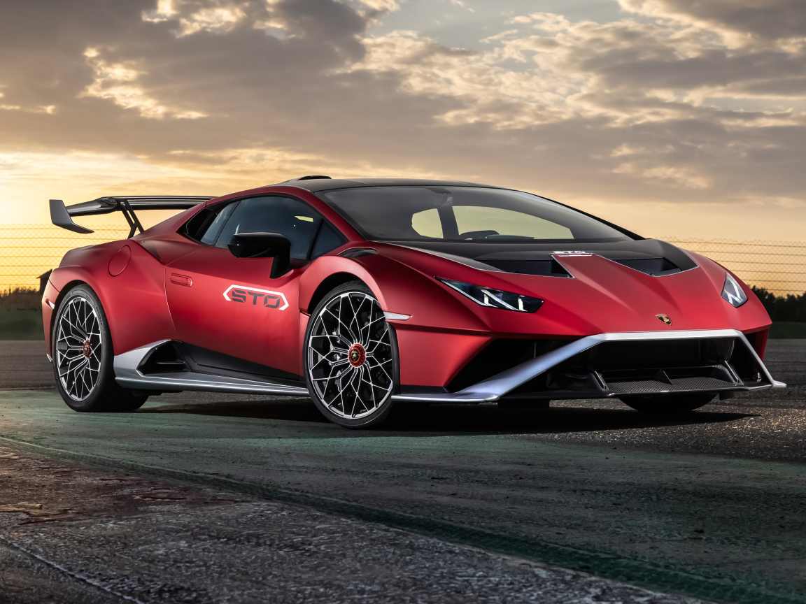 Красный автомобиль Lamborghini Huracán STO 2021 года на фоне неба