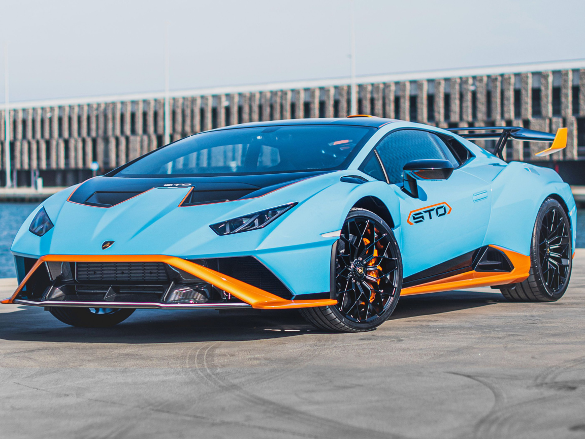 Спортивный автомобиль Lamborghini Huracán STO 2021 года у воды