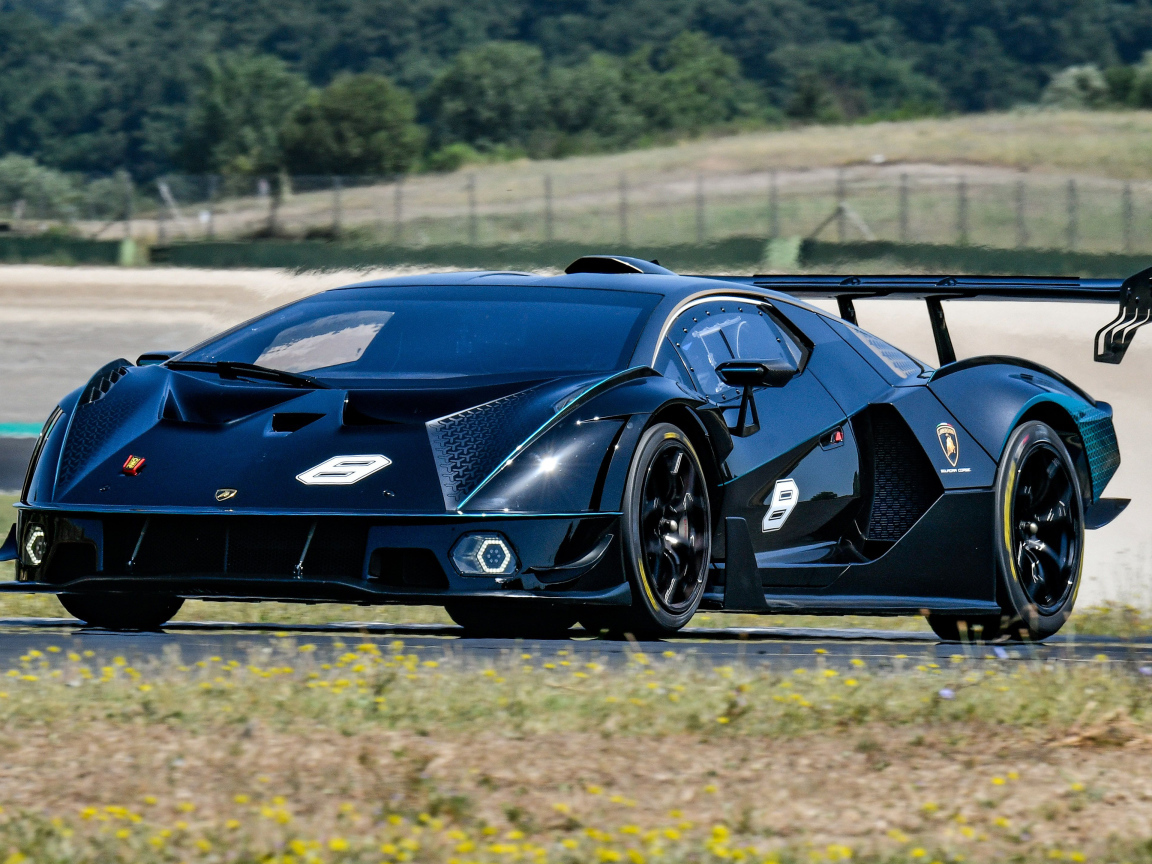 Черный автомобиль Lamborghini Essenza SCV12 на трассе