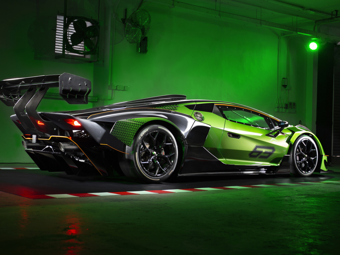 Зеленый Lamborghini Essenza SCV12 стоит в гараже 