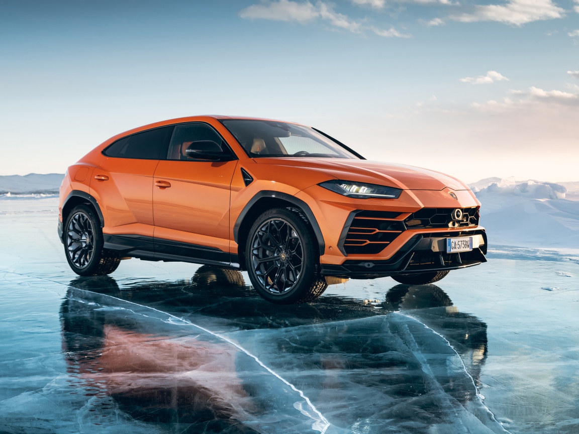 Внедорожник Lamborghini URUS года на льду