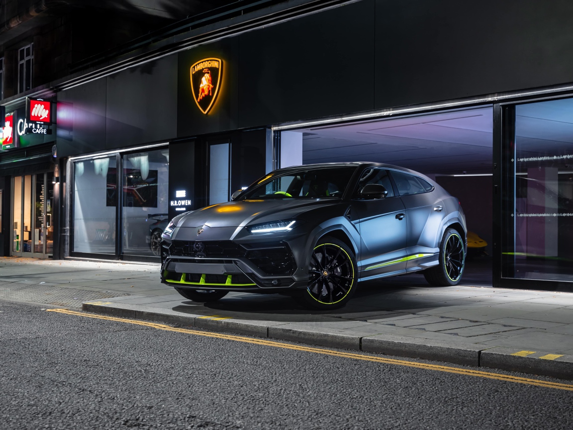Внедорожник Lamborghini Urus у автосалона