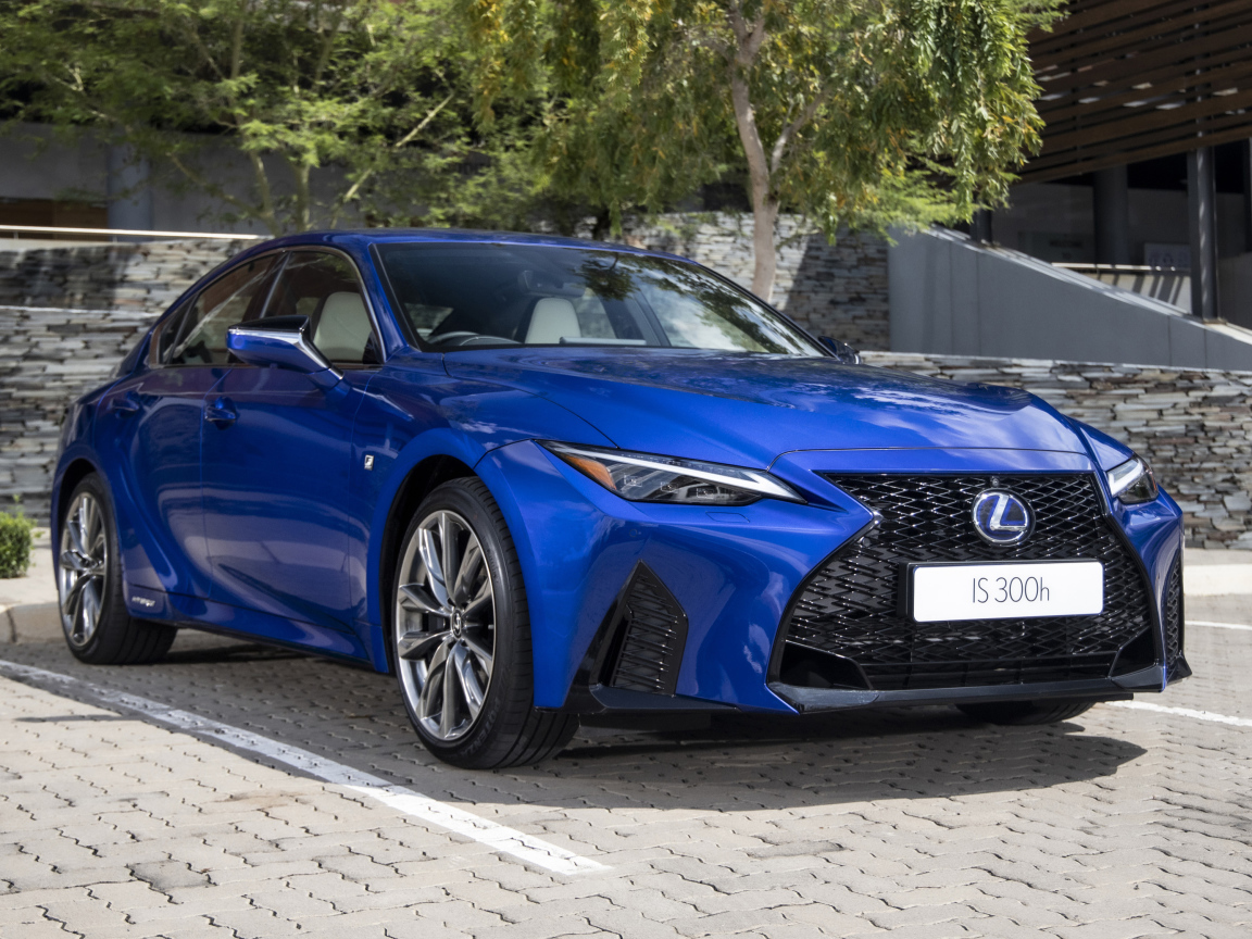 Синий автомобиль Lexus IS 300h F SPORT 2021 года вид спереди