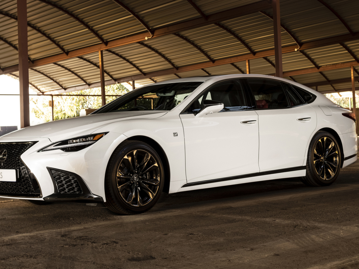 Белый автомобиль Lexus LS 500 F SPORT 2021 года