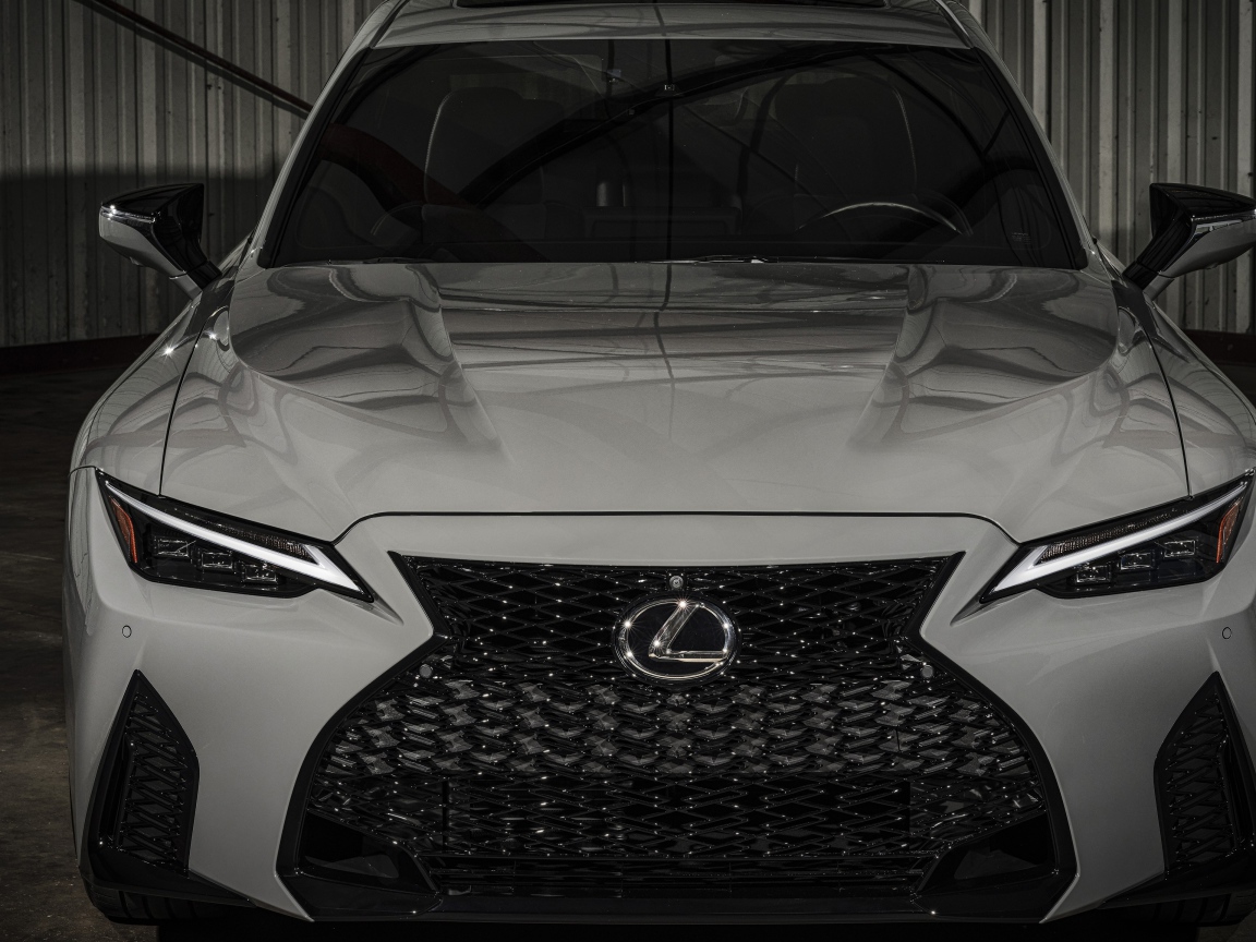 Белый автомобиль Lexus IS 500 F, 2022 года вид спереди