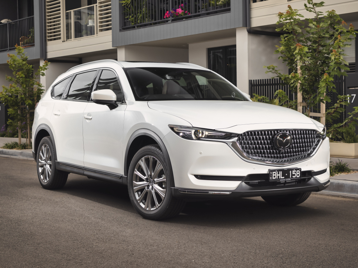 Белый внедорожник Mazda CX-8 2021 года