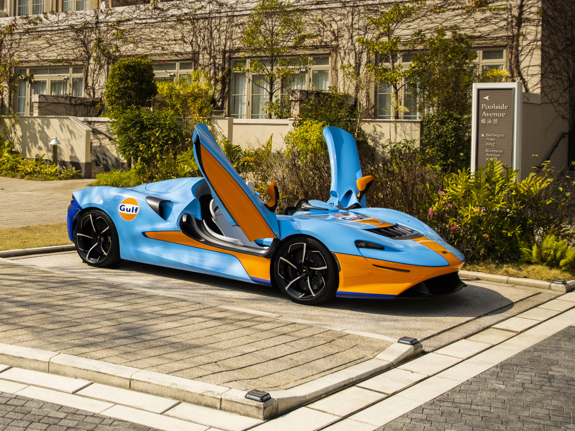 Автомобиль  McLaren Elva Gulf Theme, 2021 года у дома