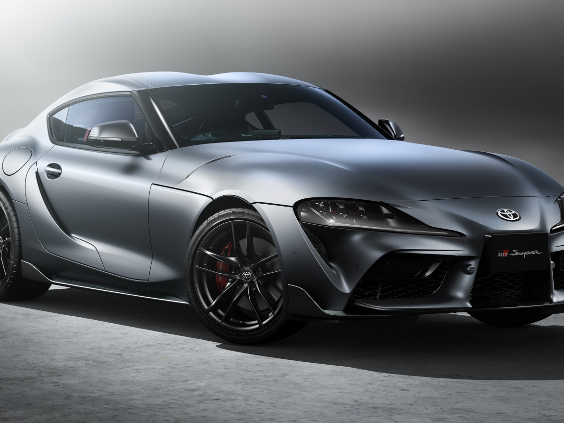 Серебристый автомобиль McLaren MSO, 2022 года