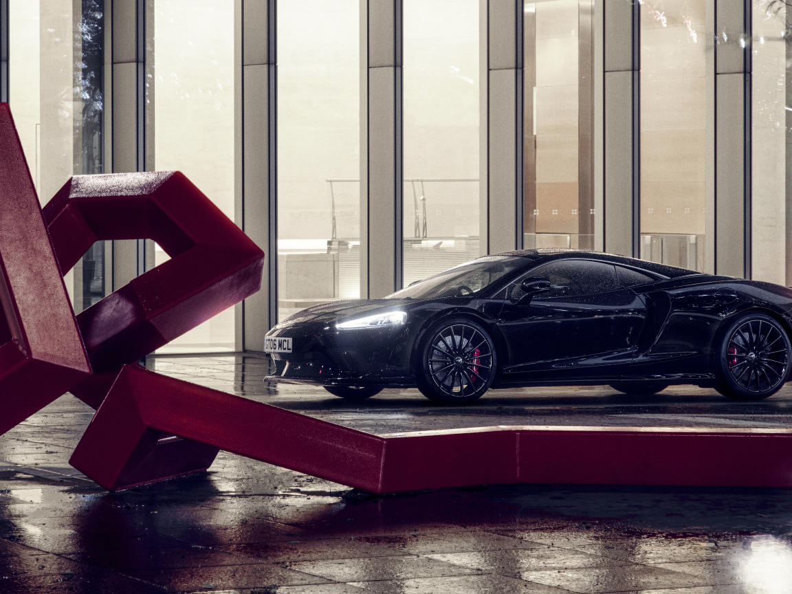 Черный быстрый McLaren GT 2022 года