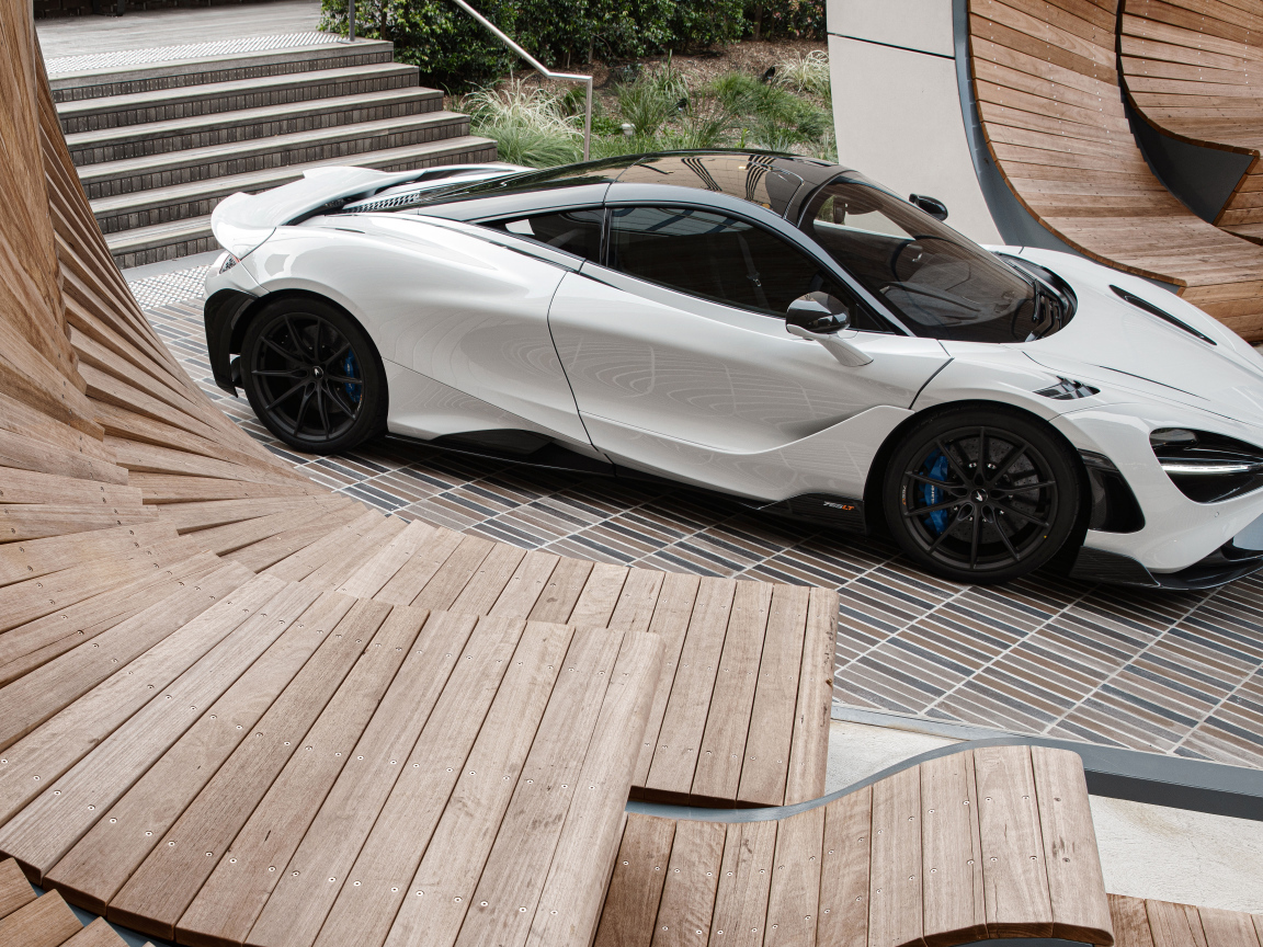 Быстрый дорогой автомобиль McLaren 765LT, 2021 года