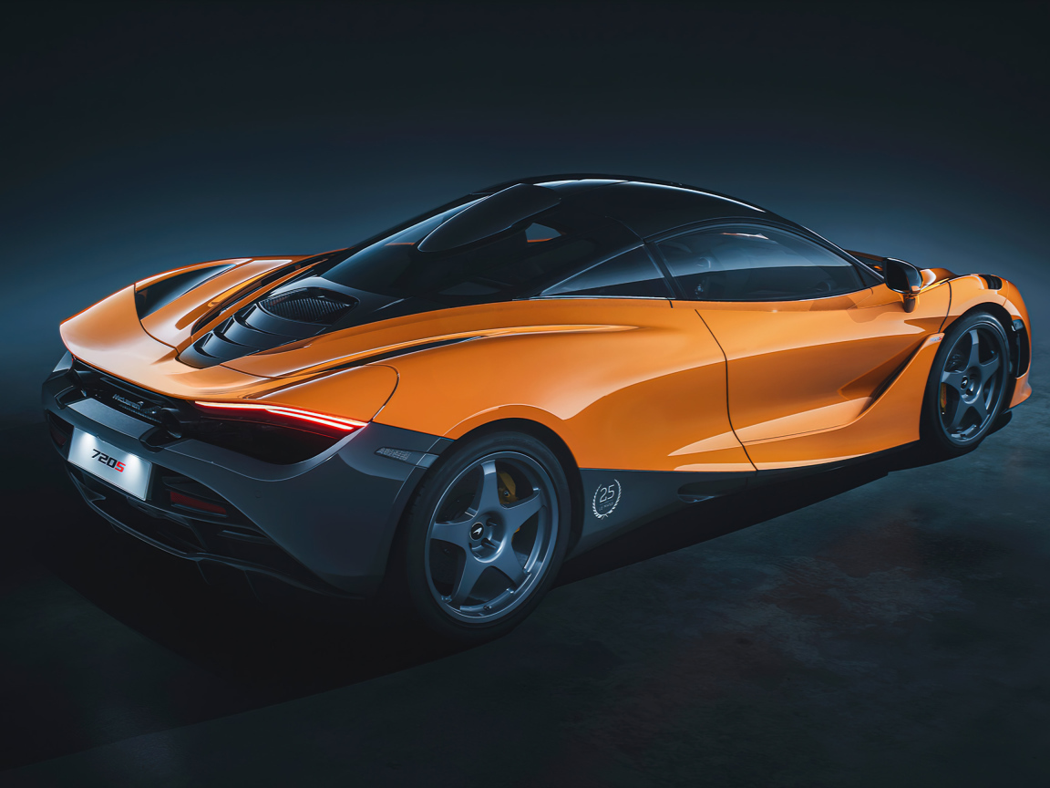 Оранжевый автомобиль McLaren 720S Le Mans вид сзади