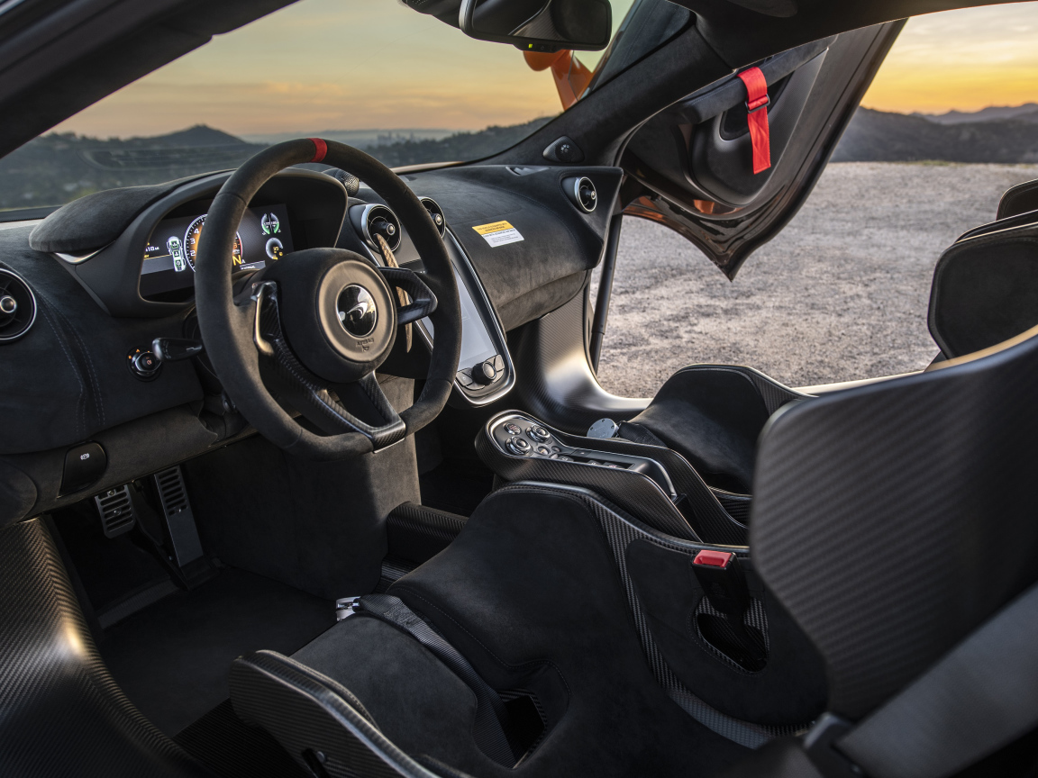 Салон автомобиля McLaren 620R, 2021 года