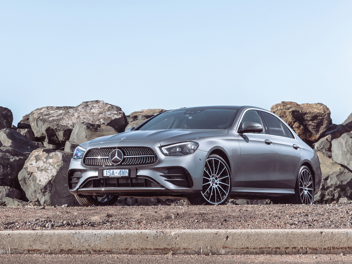 Серебристый автомобиль Mercedes-Benz E 350 AMG Line 2021 года