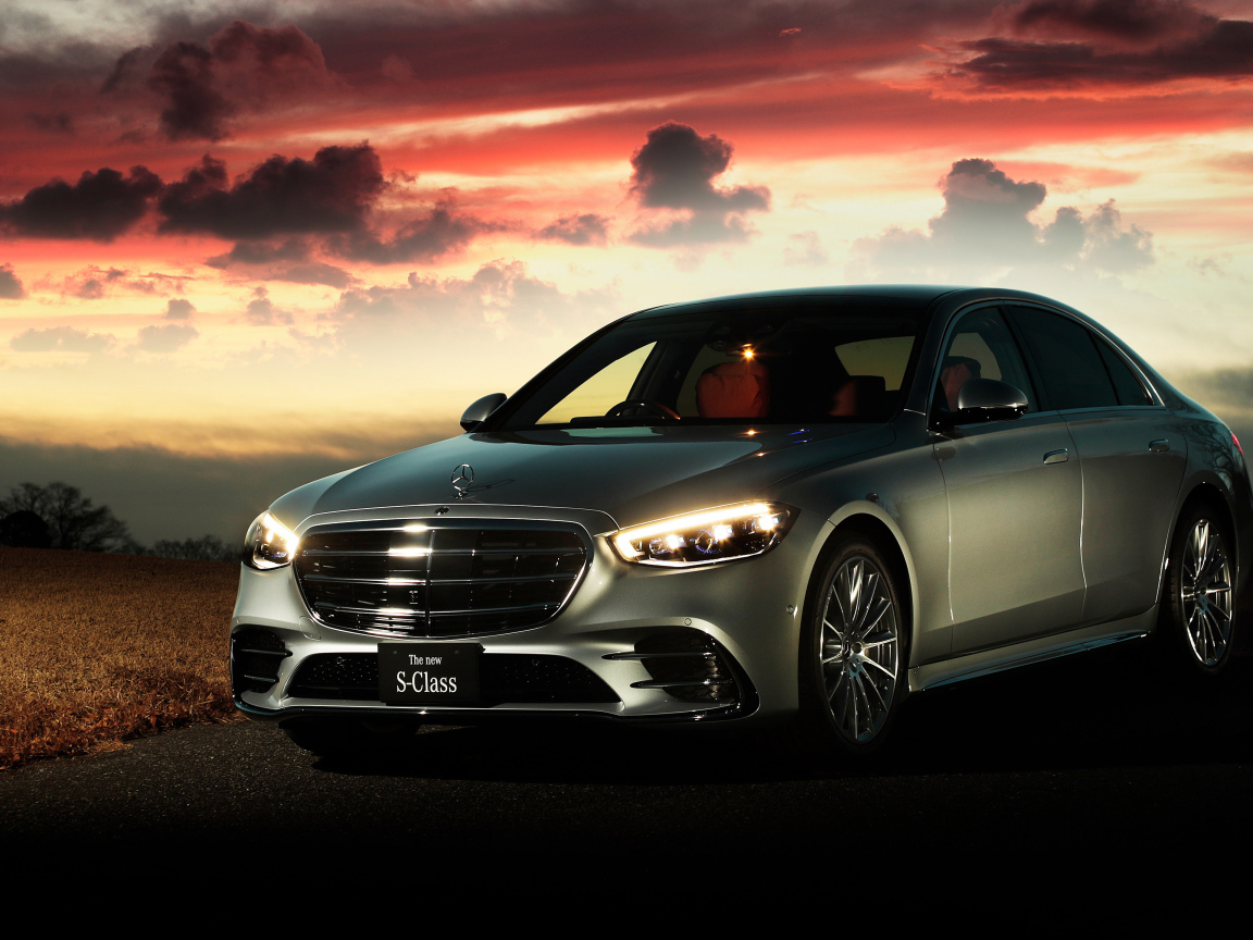 Автомобиль Mercedes-Benz S-Class S500 4MATIC Lang AMG Line 2021 года на фоне неба