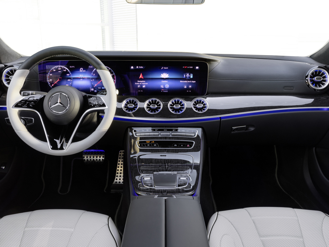 Красивый салон автомобиля Mercedes-Benz CLS 350 AMG Line 2021 года