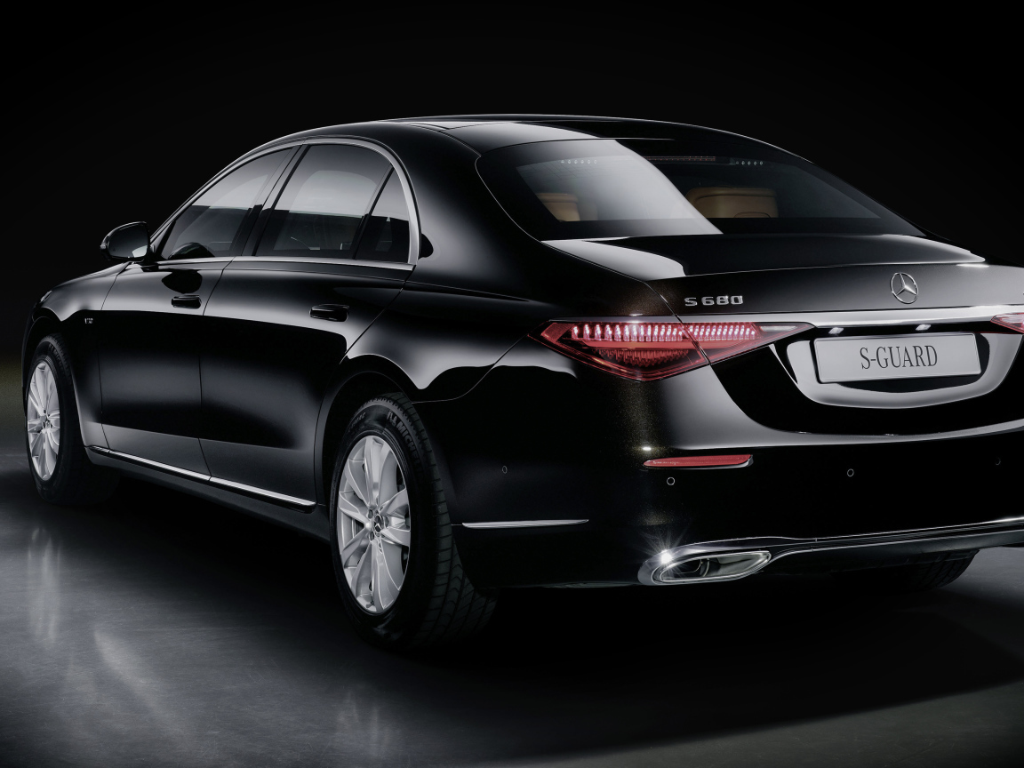 Черный Mercedes-Benz S 680 Guard 4MATIC 2021 года вид сзади 