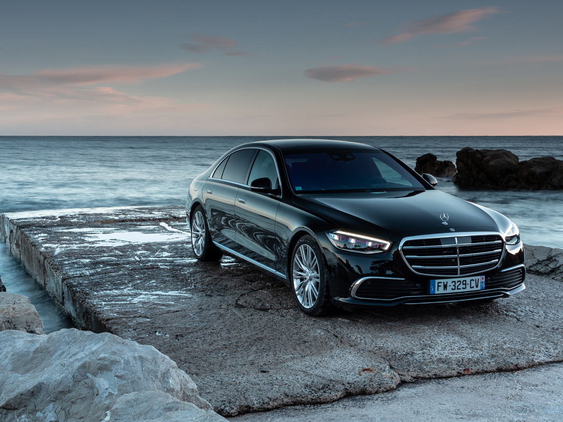 Черный дорогой автомобиль Mercedes-Benz S 400 D 4MATIC  у моря