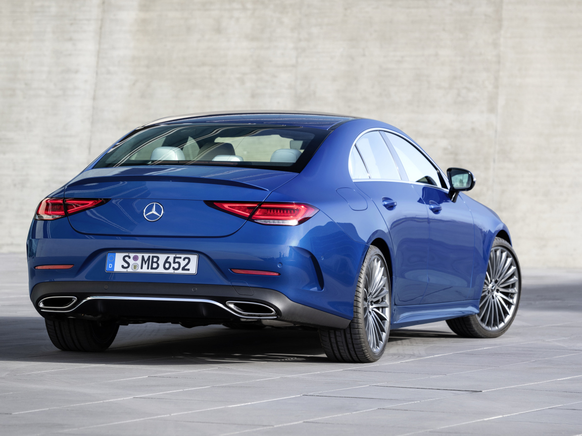 Синий автомобиль Mercedes-Benz CLS 350 AMG Line 2021 года вид сзади