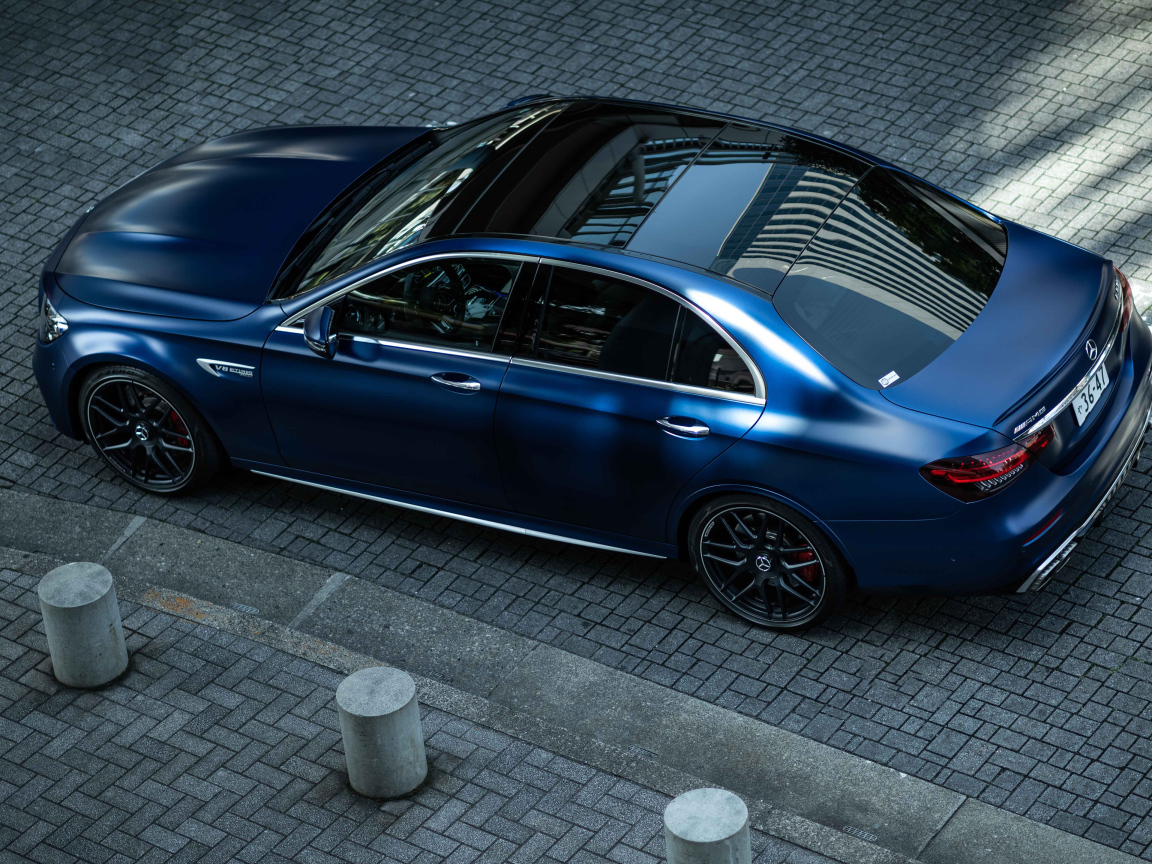 Синий автомобиль Mercedes-AMG E 63 S 4MATIC+ вид сзади