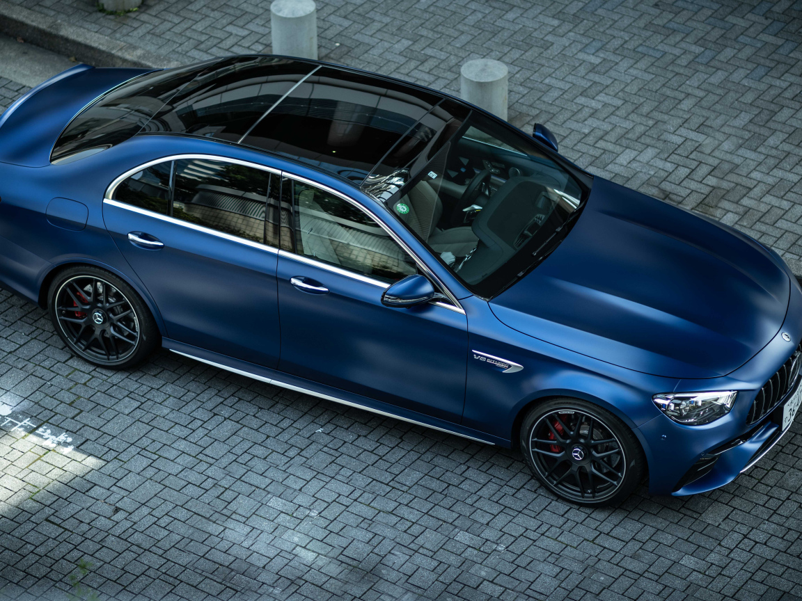 Синий автомобиль Mercedes-AMG E 63 S 4MATIC+ вид сверху