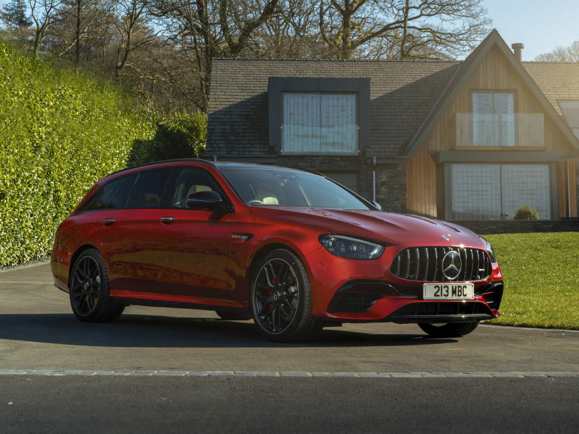 Красный Mercedes-AMG E 63 S 4MATIC+ у дома