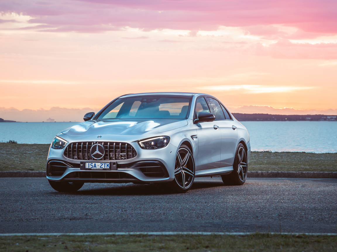 Серебристый автомобиль Mercedes-AMG E 63 S 4MATIC+ 2021 года у моря