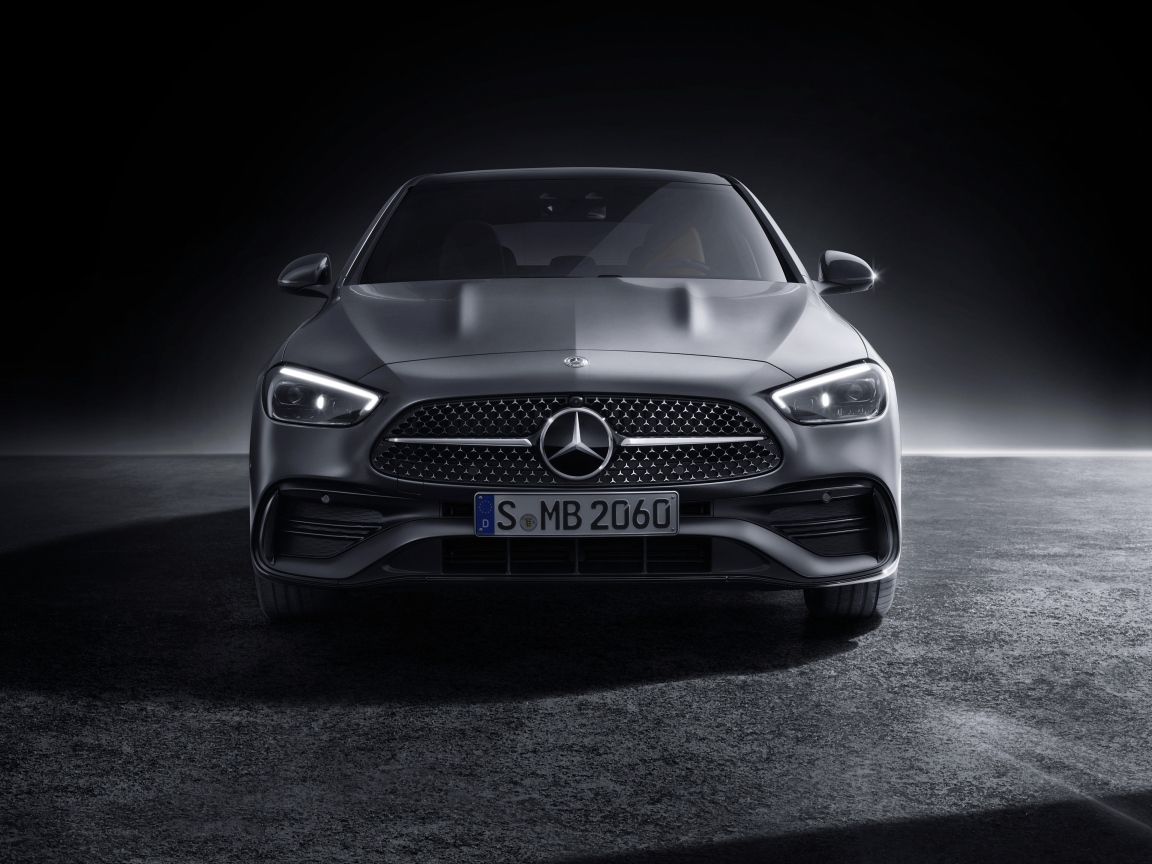 Серебристый автомобиль Mercedes-Benz C 300 AMG Line 2021 года вид спереди