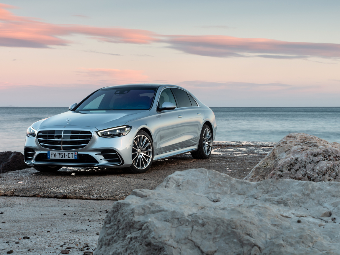 Серебристый автомобиль Mercedes-Benz S 350 D AMG Line на фоне моря