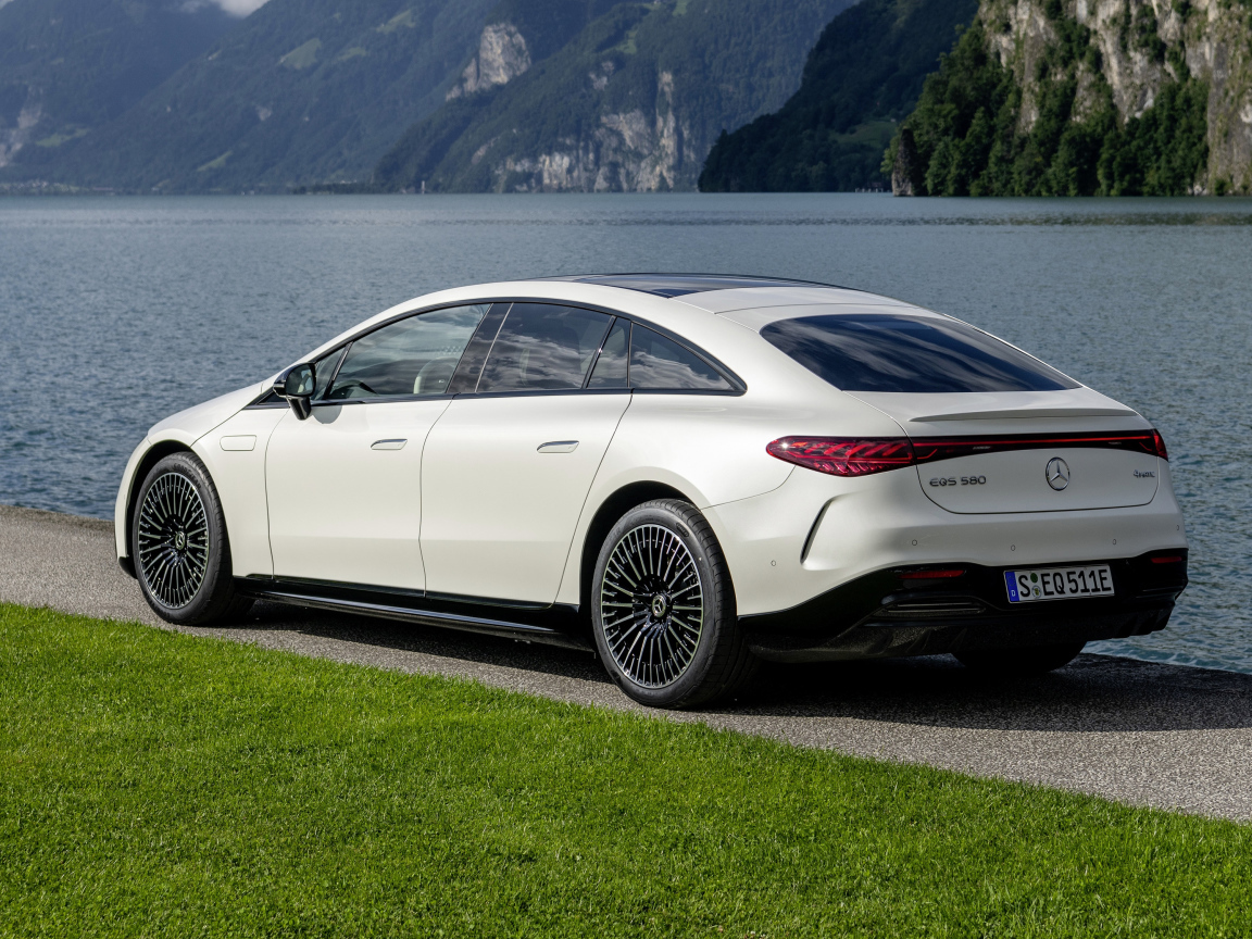 Белый Mercedes-Benz EQS 580 4MATIC AMG Line 2021 года вид сзади