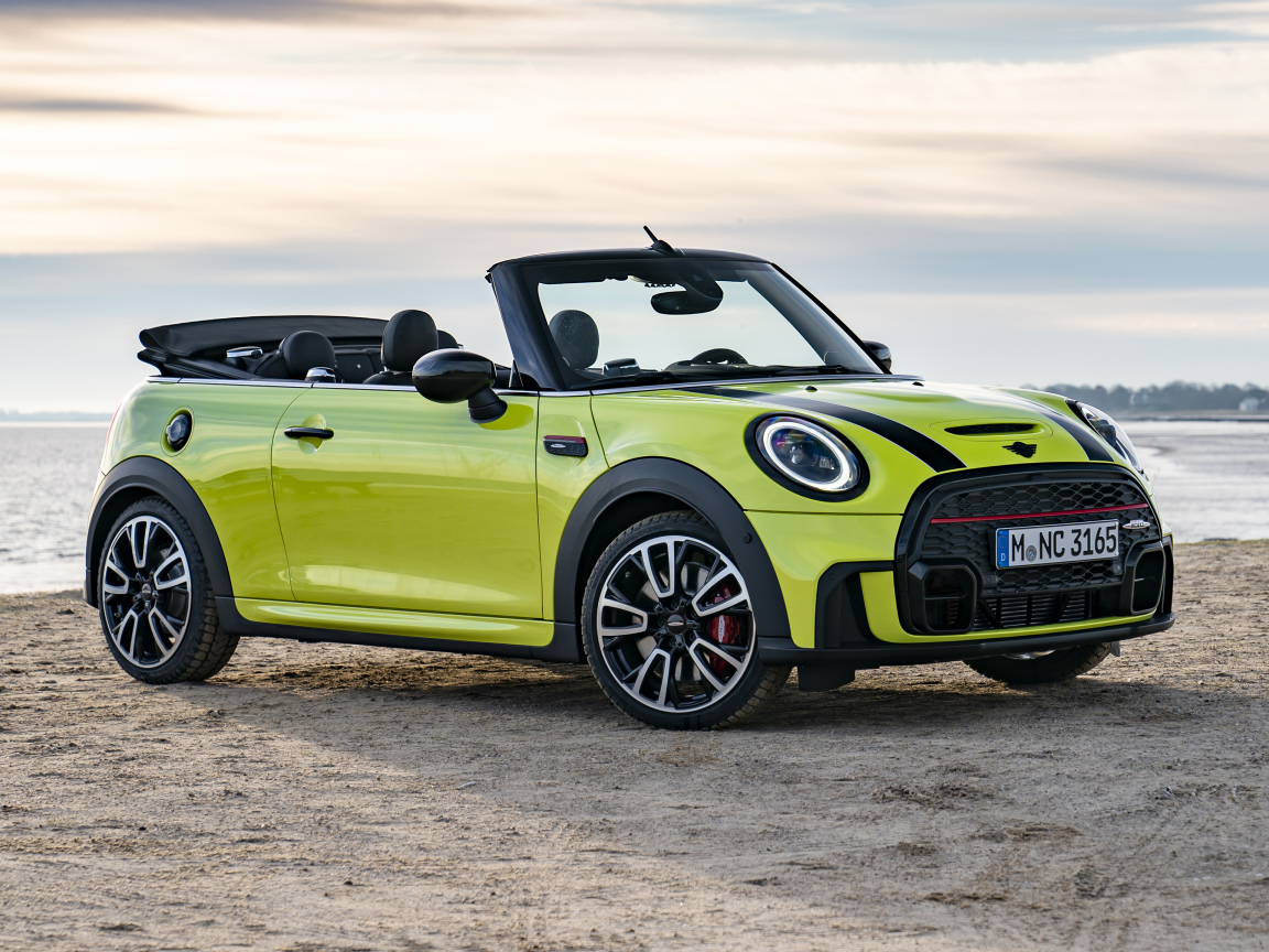 Кабриолет MINI John Cooper, 2021 года на песке у моря