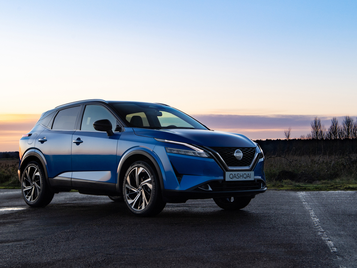 Внедорожник Nissan Qashqai 2021 года на фоне заката