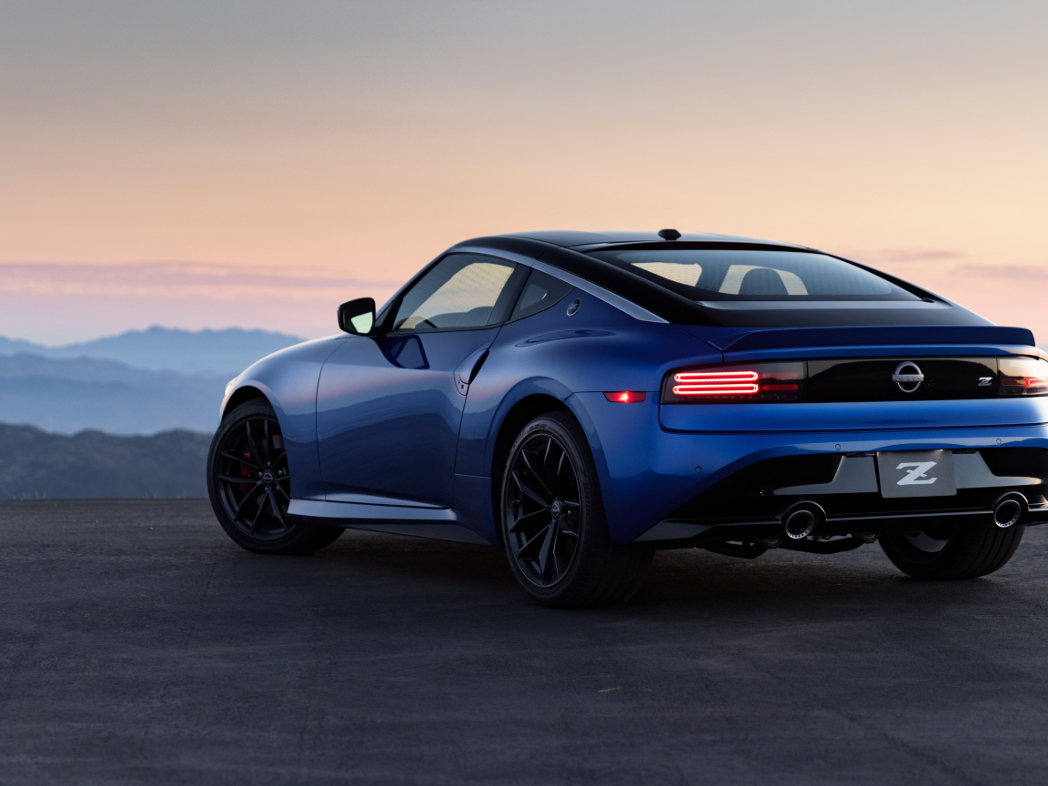 Синий  Nissan Z Performance, 2023 года вид сзади