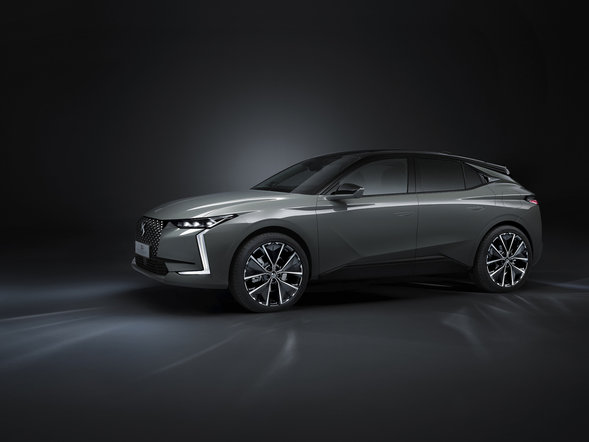 Автомобиль DS 4 E-Tense La Première 2021 года на черном фоне