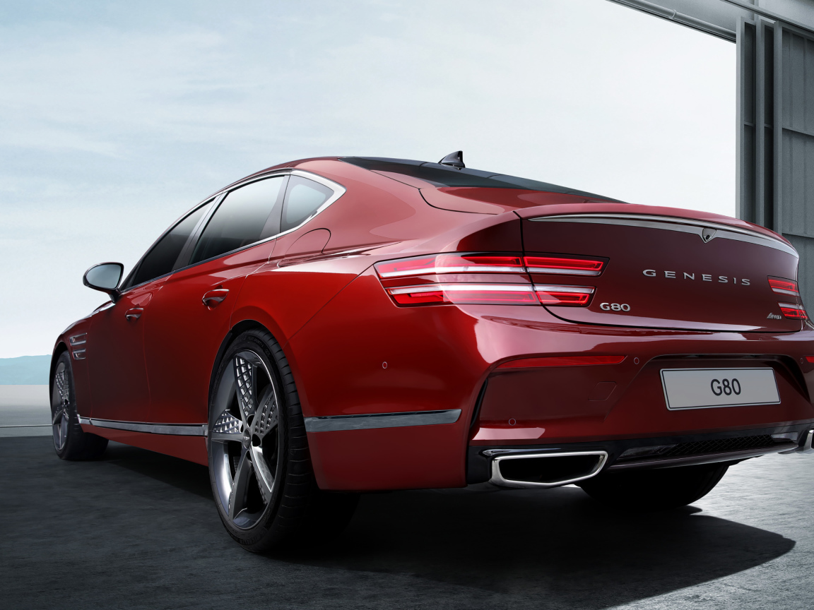 Красный автомобиль Genesis G80 Sport 2021 года вид сзади