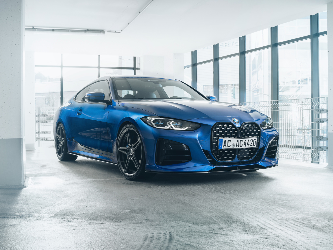 Синий автомобиль Schnitzer ACS4 4.0i 2021 года на заправке