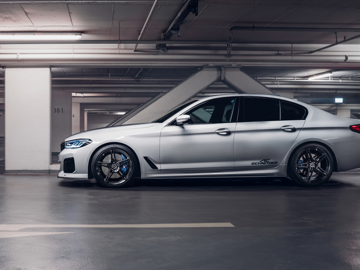 Серебристый автомобиль Schnitzer ACS5 3.0d 2021 года вид сбоку