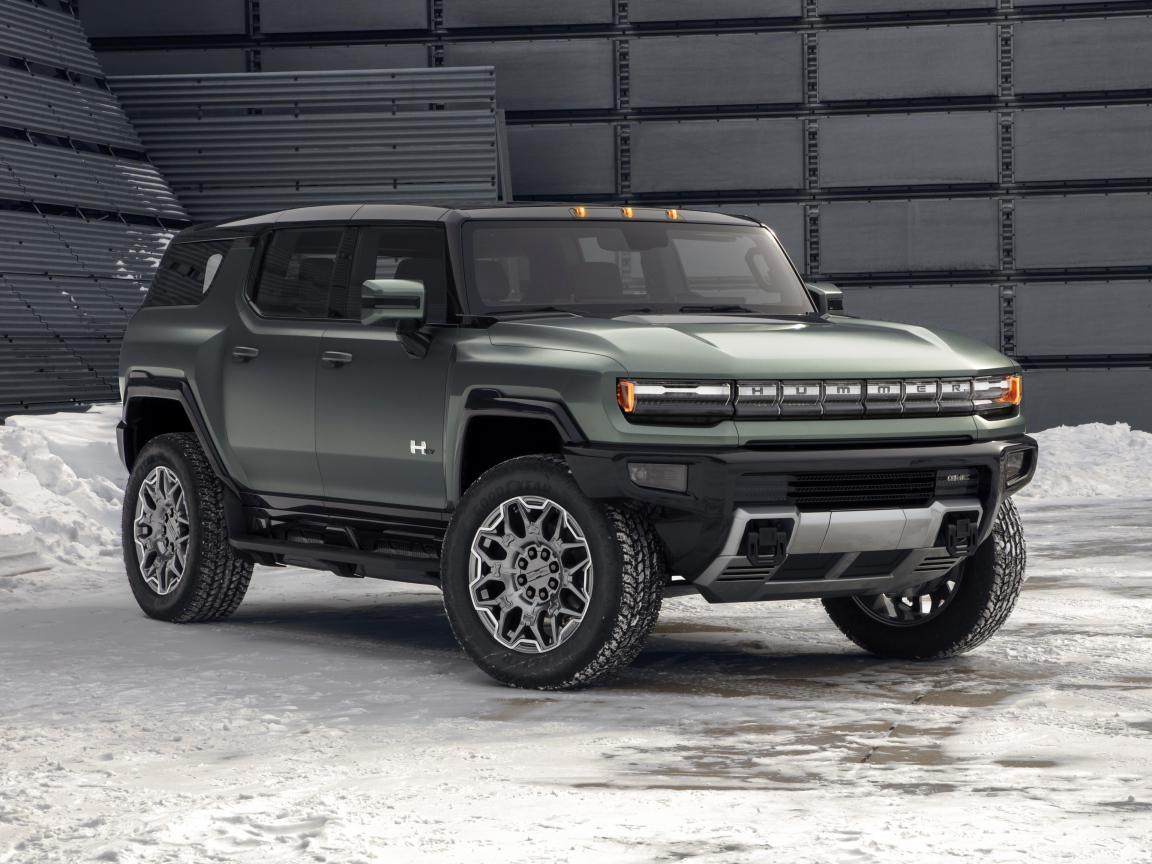 Внедорожник GMC Hummer EV, 2024 года на фоне стены