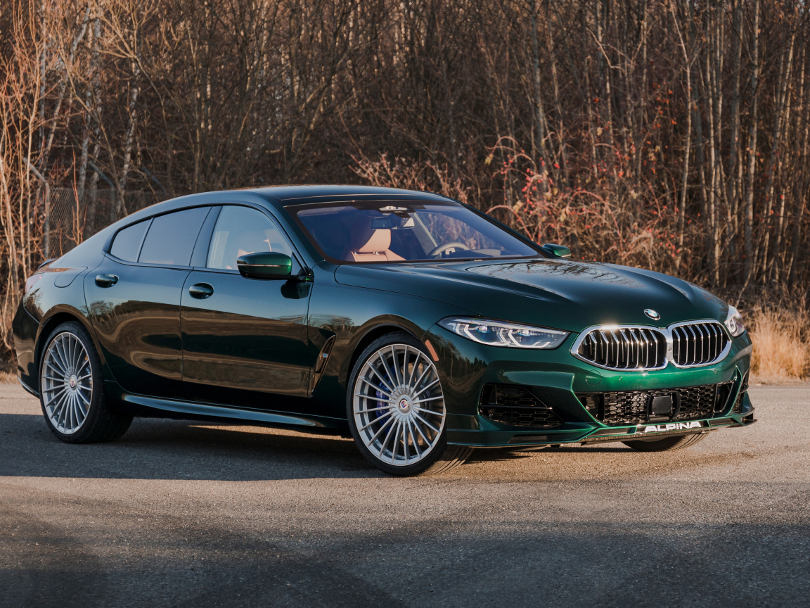 Автомобиль седан Alpina B8, 2022 года в лучах солнца