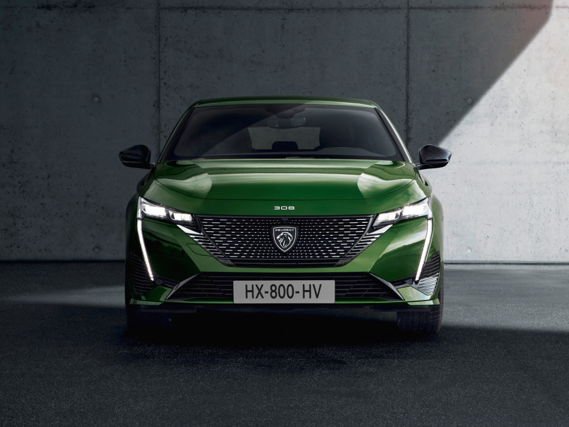 Автомобиль Peugeot 308, 2021 года вид спереди на фоне стены