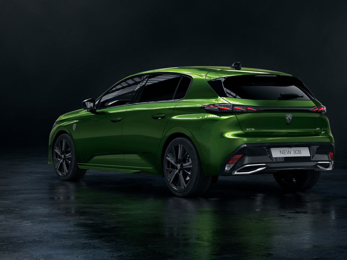 Автомобиль Peugeot 308, 2021 года вид сзади на черном фоне