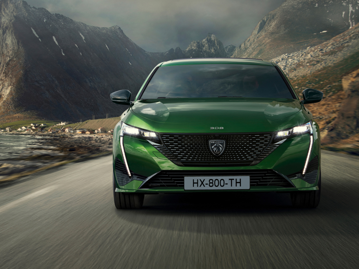 Автомобиль Peugeot 308 в горах