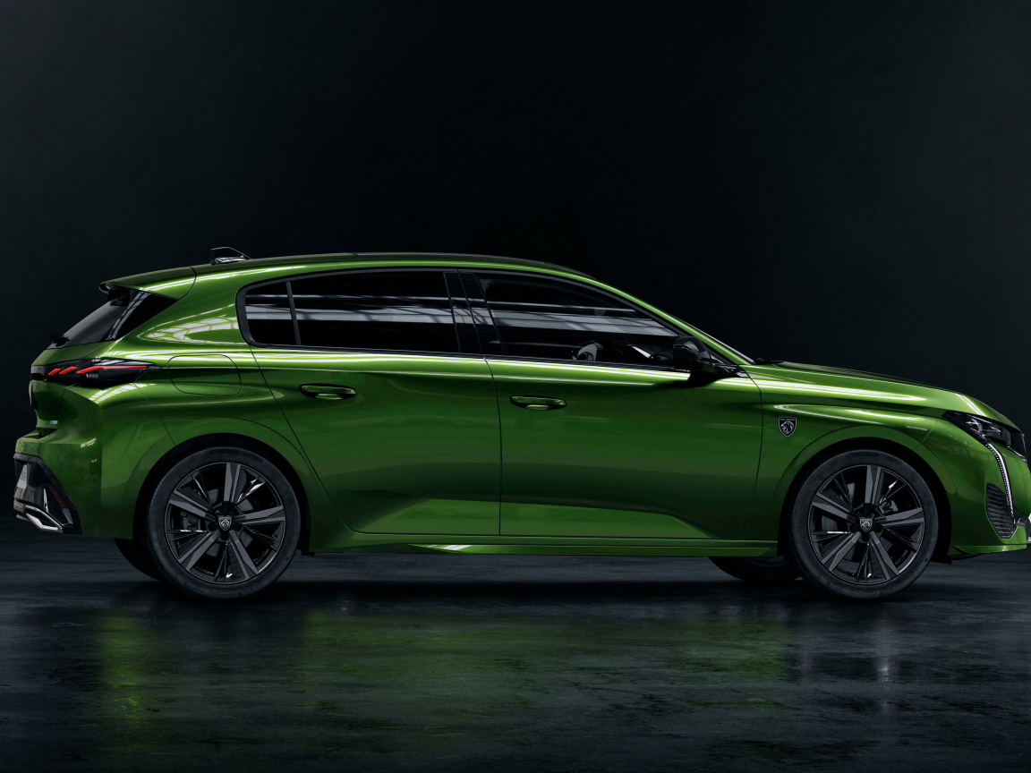 Автомобиль Peugeot 308 вид сбоку на черном фоне