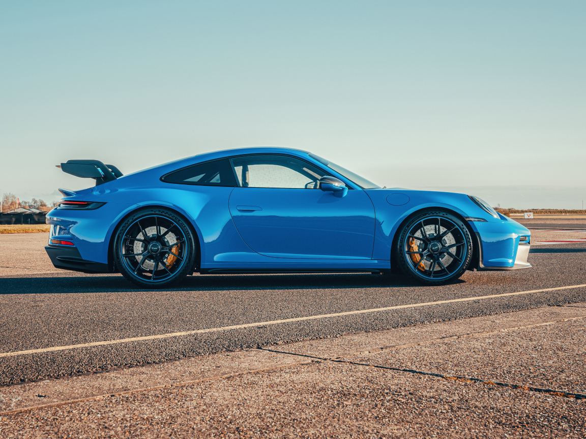 Голубой автомобиль Porsche 911 GT3 PDK 2021 года вид сбоку