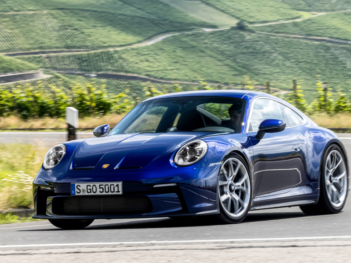 Синий автомобиль Porsche 911 GT3 Touring PDK 2021 года