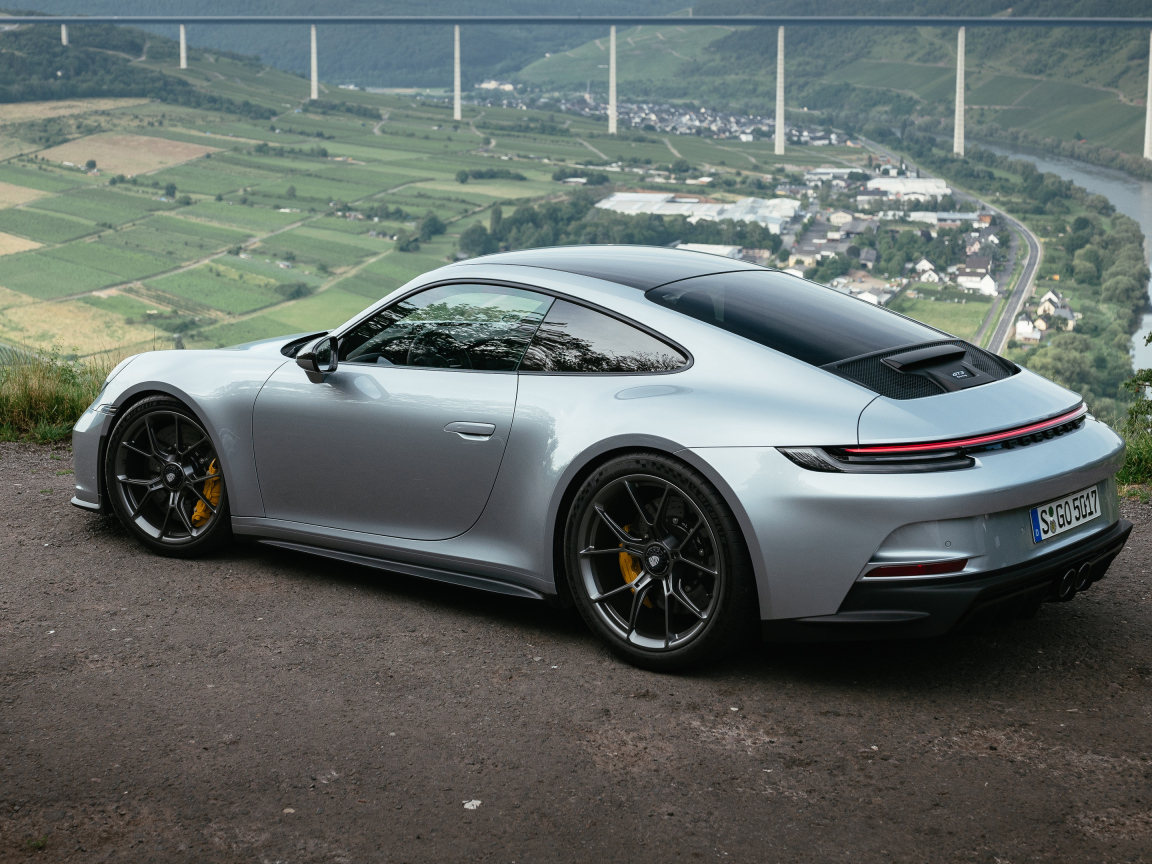 Серебристый автомобиль Porsche 911 GT3 Touring PDK 2021 года