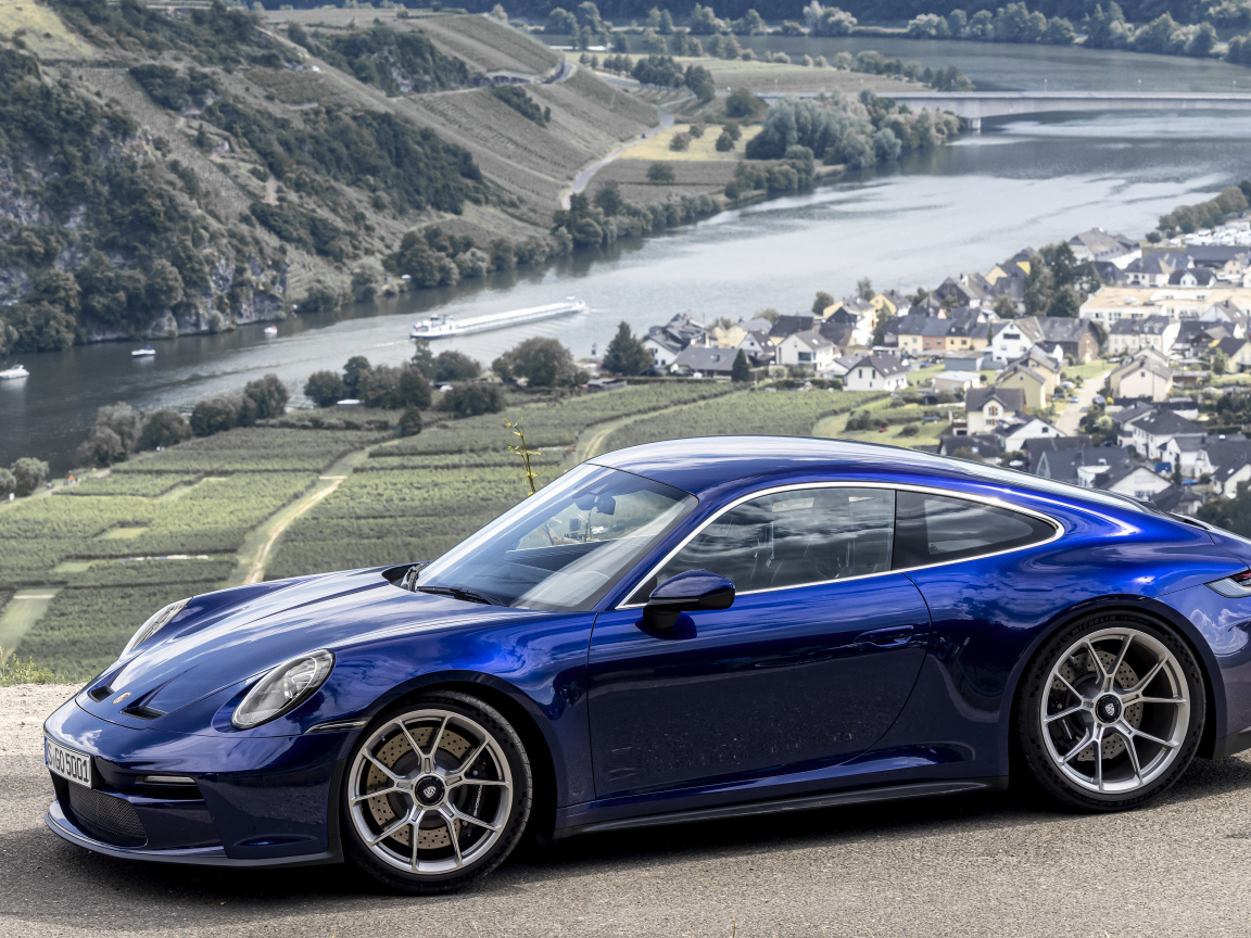 Автомобиль Porsche 911 GT3 Touring PDK 2021  года на фоне фьорда
