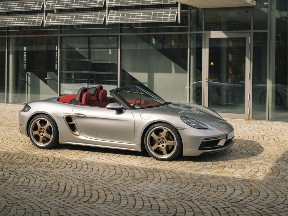 Спортивный кабриолет Porsche Boxster 25 Jahre 2021  года у дома
