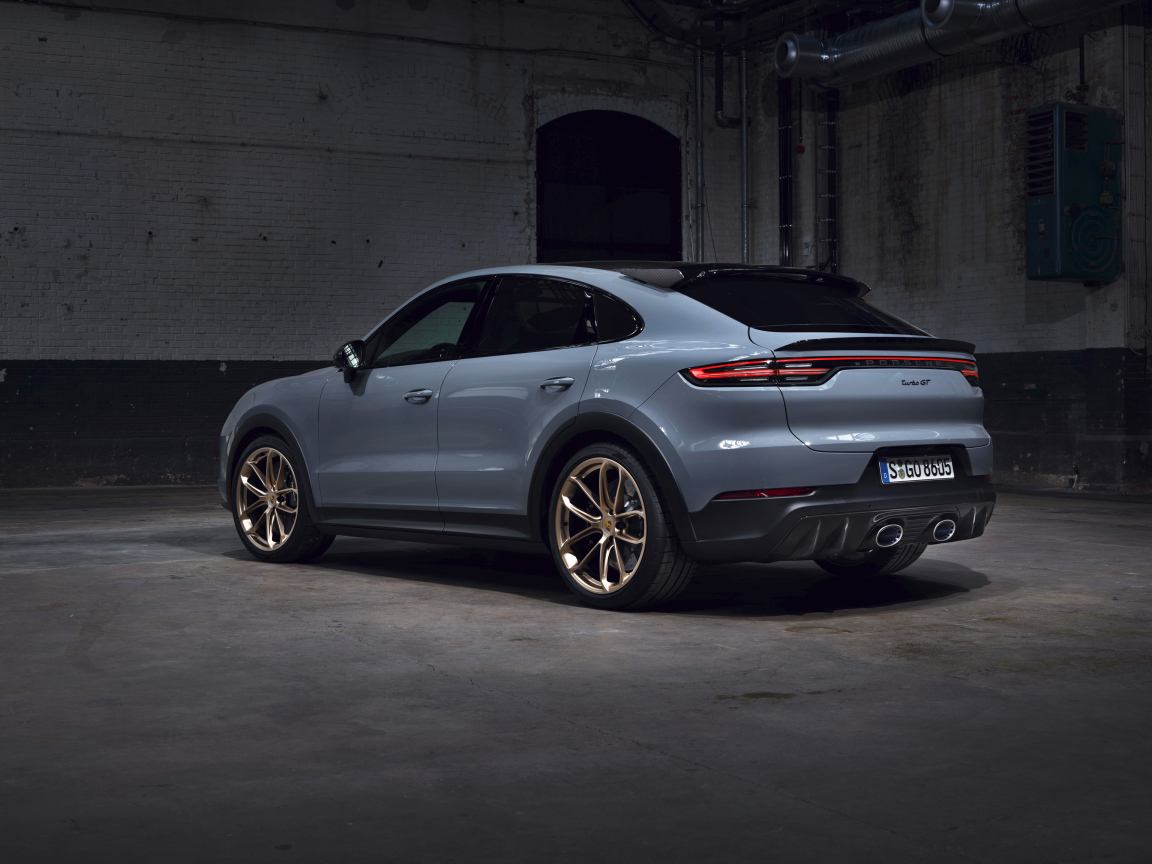 Автомобиль Porsche Cayenne Turbo GT 2021 года вид сзади